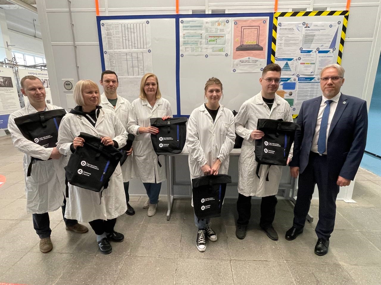 <p>Вручение призов с символикой КБП участникам «пилотного» этапа проекта</p>